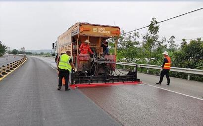 slurry sealing truck